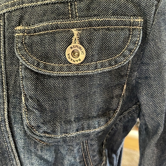 Banana Republic fitted Jean jacket. Small but fits like an extra small - Picture 4 of 5